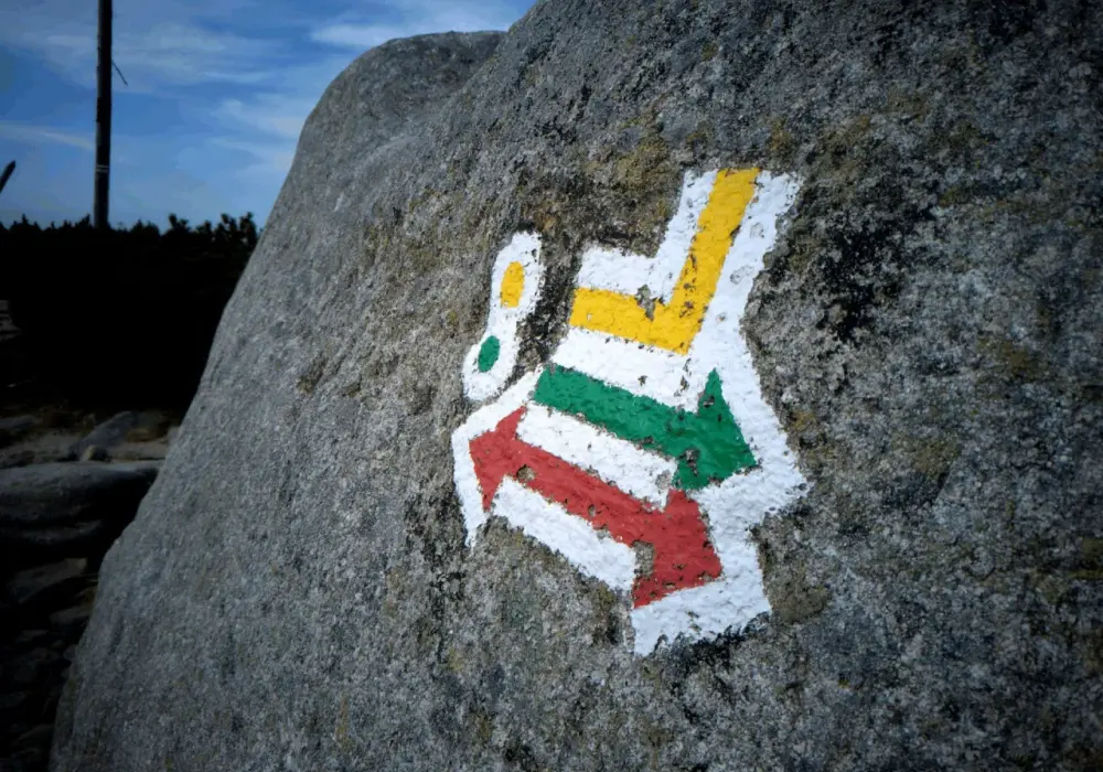 Znaczenie kolorów szlaków: co oznaczają i jak je interpretować?
