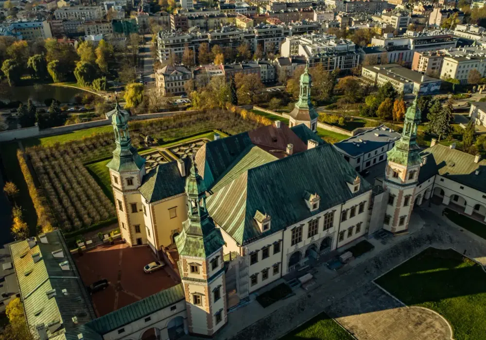 Pałac Biskupów Krakowskich w Kielcach: historia, zwiedzanie i praktyczne wskazówki