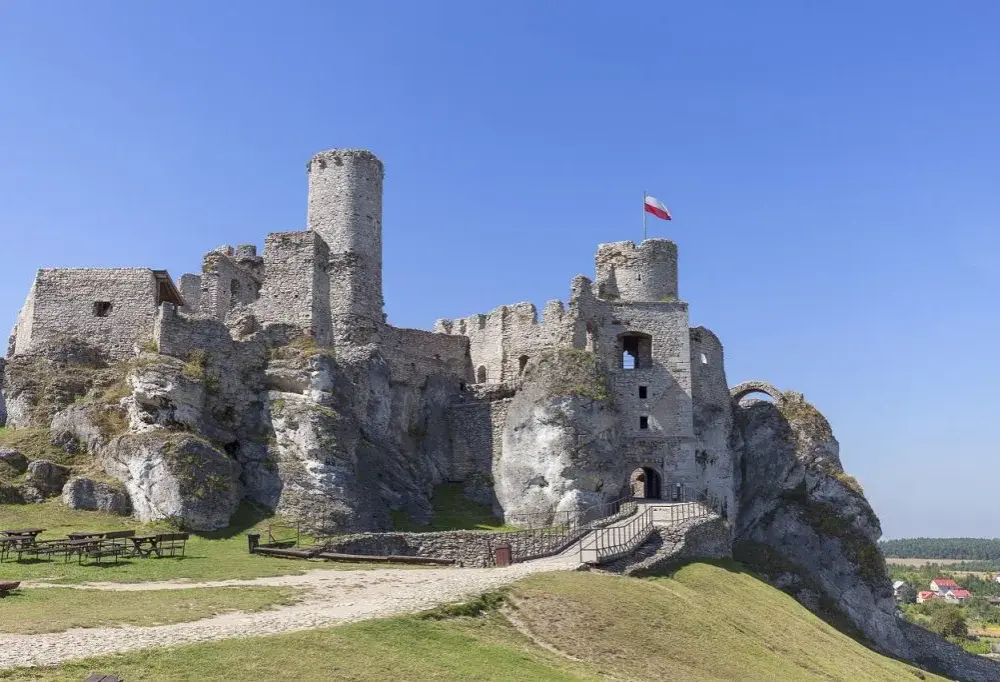 Zamek Ogrodzieniec w Podzamczu - historia, atrakcje i tajemnice warowni