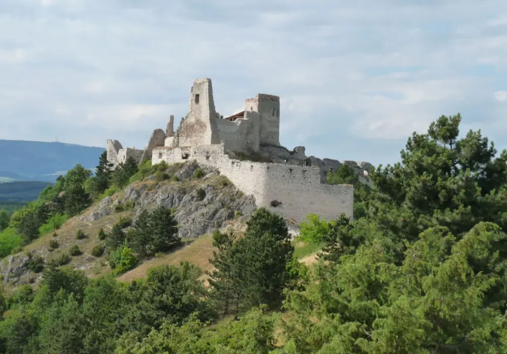Zamek w Čachticach: mroczna historia Elżbiety Batory i tajemnice ruin