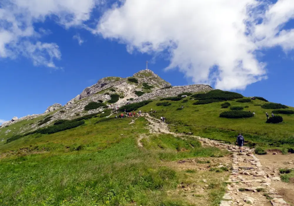 Ile kilometrów ma szlak na Giewont? Sprawdź różne trasy i ich długości
