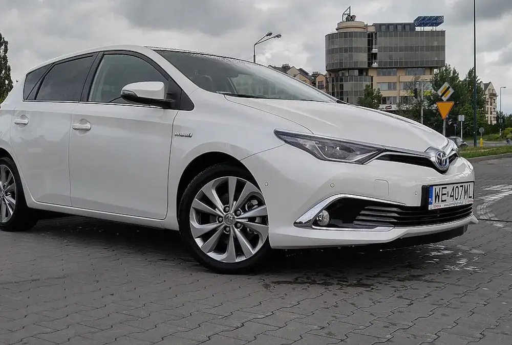 Prius czy Auris hybrid - który model zapewni lepszą wydajność?