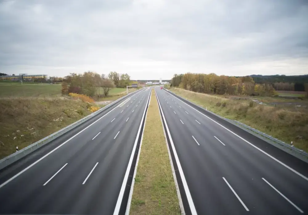 Dlaczego autostrady są płatne? Odkryj ukryte powody i koszty