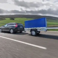 Ile można jechać z lawetą na autostradzie? Poznaj ważne przepisy