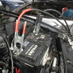 Jak odpalić Toyotę hybrydę na kable – uniknij problemów z akumulatorem