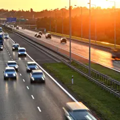 Co to jest autostrada? Kluczowe informacje i charakterystyka dróg