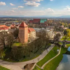 Muzeum Zamek w Oświęcimiu: Historia, wystawy i praktyczne informacje