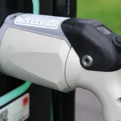 Jak bezpiecznie i tanio ładować samochód elektryczny w domu – praktyczne porady