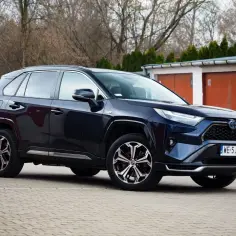 Ile pali Toyota RAV4 Hybrid? Prawdziwe dane o spalaniu i efektywności