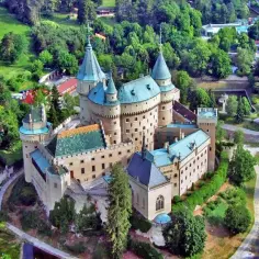 Zamek w Bojnicach: historia, atrakcje i praktyczne informacje dla turystów