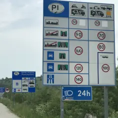 Znaki drogowe z limitami prędkości na autostradzie w Polsce.