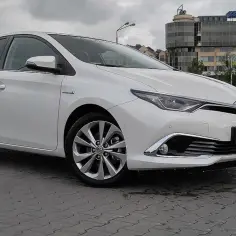 Prius czy Auris hybrid - który model zapewni lepszą wydajność?