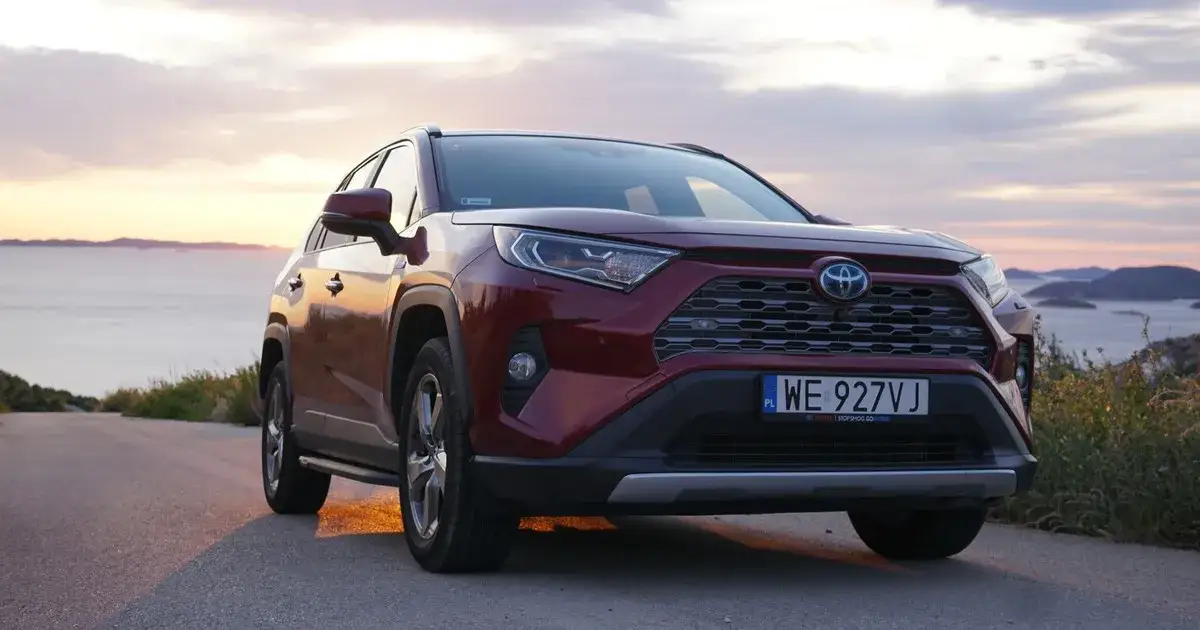 Zdjęcie Ile pali Toyota RAV4 Hybrid? Prawdziwe dane o spalaniu i efektywności