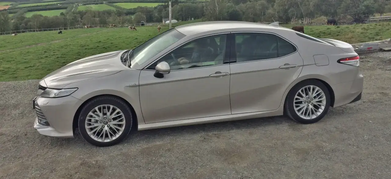 Zdjęcie Ile pali Toyota Camry Hybrid? Sprawdź prawdziwe zużycie w trasie