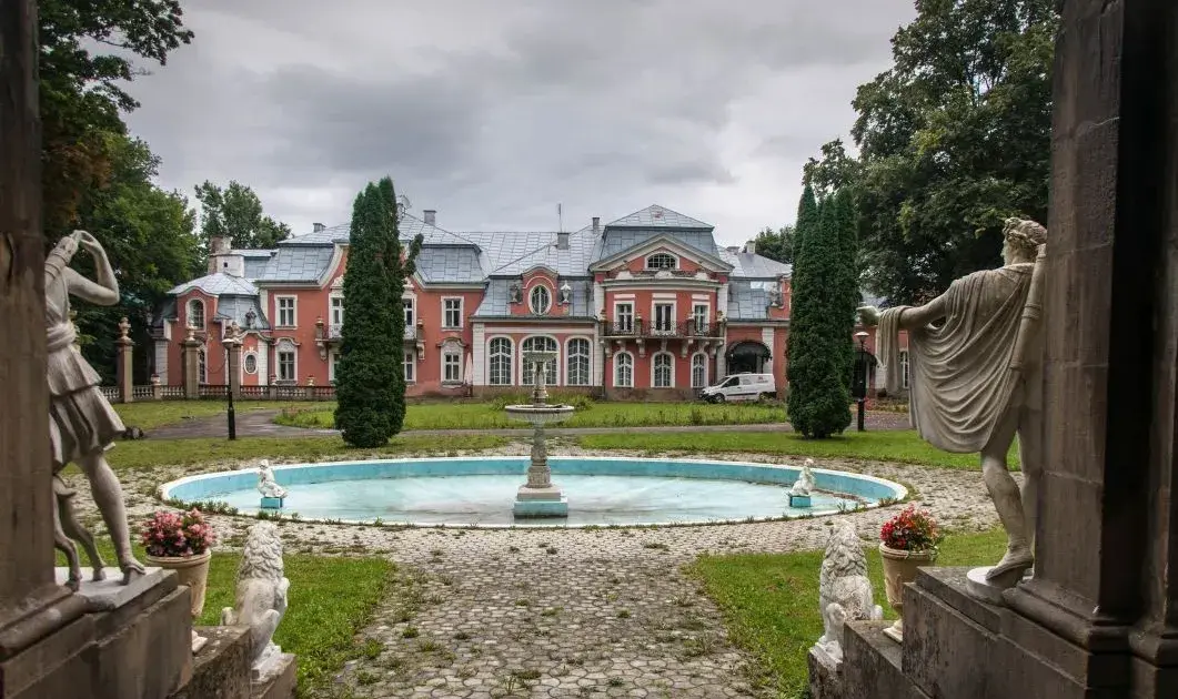 Zdjęcie Pałac Długoszów w Siarach: historia, plany na hotel i restaurację