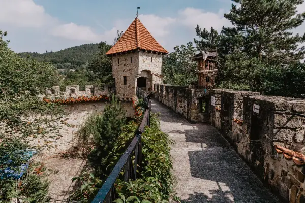 Zamek w Tropsztynie - historia, atrakcje i praktyczne informacje