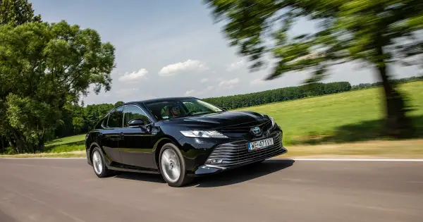 Ile pali Toyota Camry Hybrid? Sprawdź prawdziwe zużycie w trasie