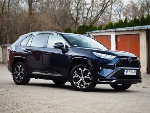 Ile pali Toyota RAV4 Hybrid? Prawdziwe dane o spalaniu i efektywności