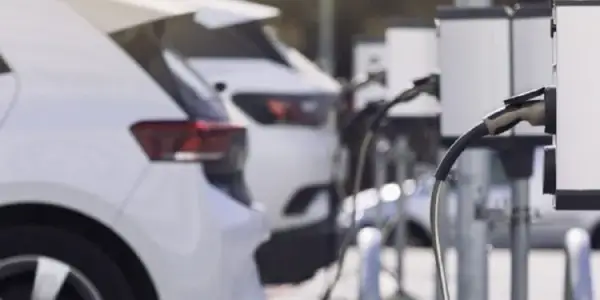 Ile czasu ładuje się samochód elektryczny? Sprawdź różnice w ładowaniu