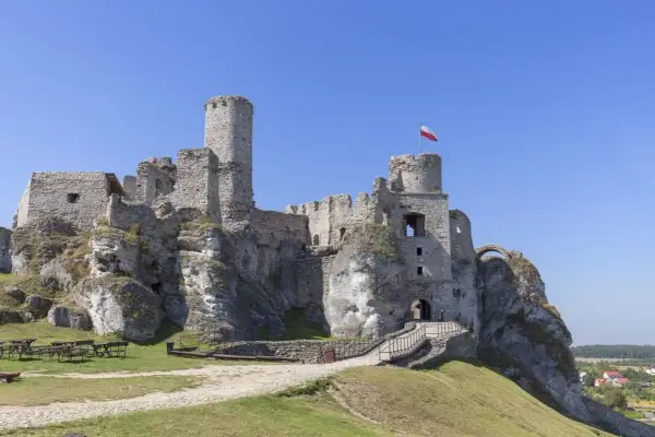 Zamek Ogrodzieniec w Podzamczu - historia, atrakcje i tajemnice warowni
